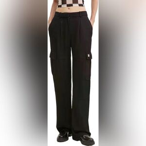 HUGO
logo-appliqué cargo pants n be lack size 10 pristine condition